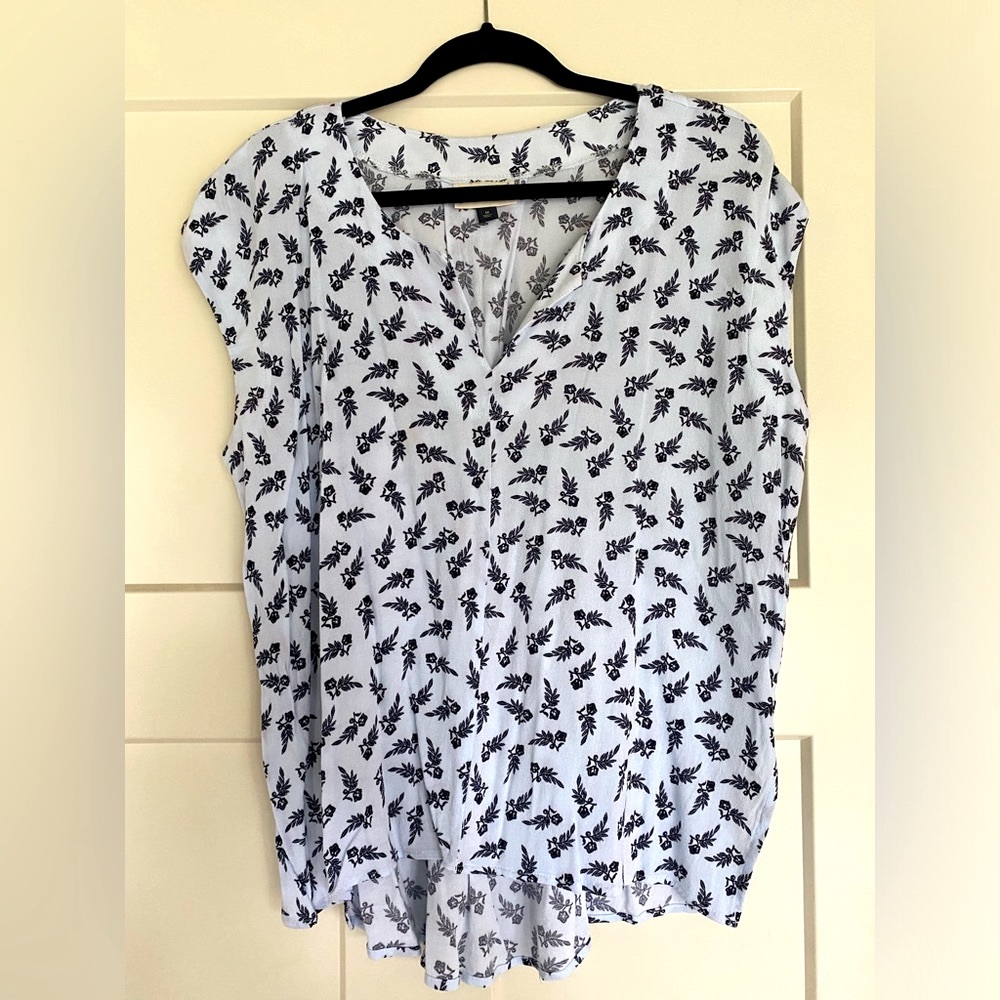 Cute Universal Thread women’s top.